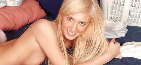 Naughty Mag: Sury American Babe Ella Marie w Jeansach obnaża jej tyłek