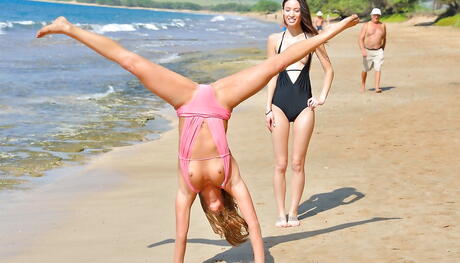Sexy skjønnheter Mary Lynn og Aubrey i bikini Nyt litt leken lesbisk forspill på stranden
