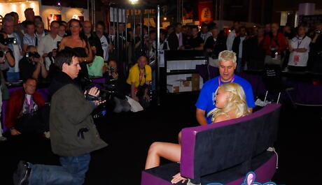 Chicas calientes Bree Olson y su novia masturbándose con juguete sexual
