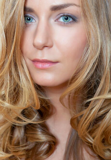 Veldig attraktivt blond tenåring Sharon D avslører små pupper og sprer bena
