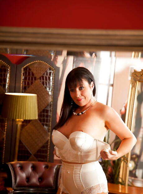 极品英国熟女伊莉斯-萨默斯（Elise Summers）性感露臀，张开双腿
