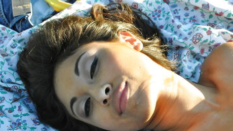 Latina Sex Tapes: Slim American Teen Cali Lee perforado después de una buena chupada afuera