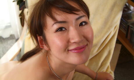 Varm orientalsk ungdommelig Kuki afdækker små bryster og spreder hendes ben
