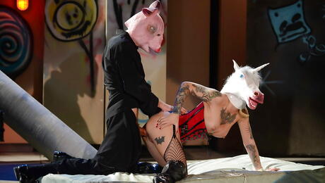 Inviterer amerikansk pornostjerne Kleio Valentien i hardcore sexhandling udenfor
