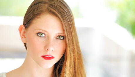 Rangy American Brunette Shae Snow i nederdel udviser små bryster og varmt røv udendørs
