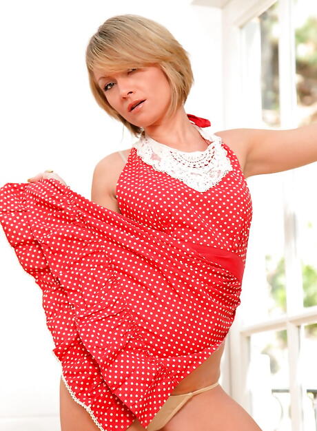 Milf Holly Bryn, esbelto americano, com roupas íntimas sexy mostra peitos pequenos e masturbados ao ar livre
