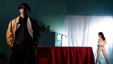 نجم الاباحية الكبير كاتي سانت آيفز في جوارب طويلة مثيرة تمتص ديك ومارس الجنس بقوة
