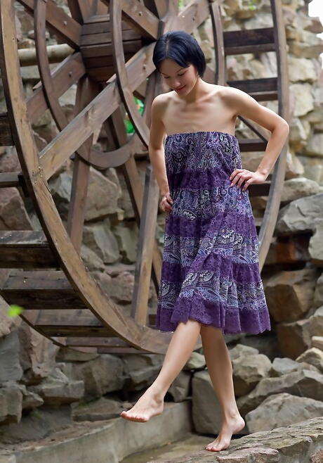 Shapy Dark Hair Teen Loreen A in schönem Rock zeigt ihren Arsch und verbreitet ihre Beine im Freien
