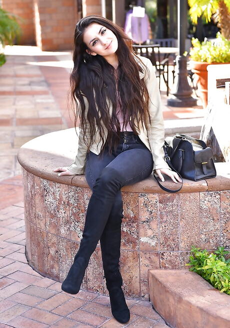 优秀的黑发美女娜塔莉裸露小乳房，在外面张开双腿
