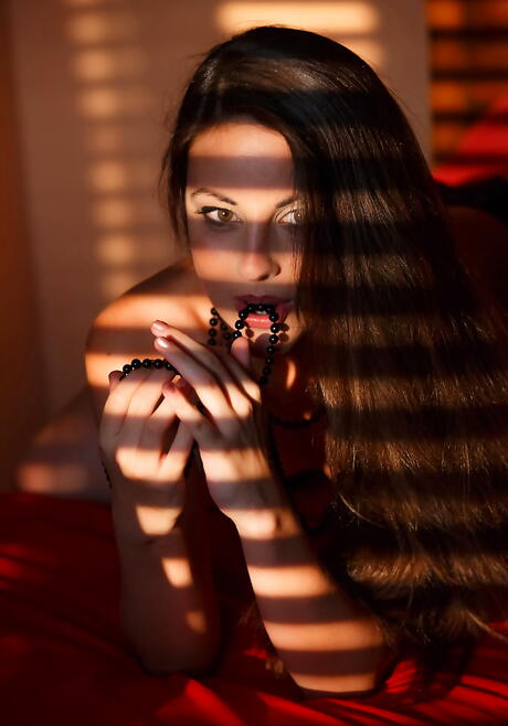 Sylphlignende brunette ung Lorena B i varm lingeri, der udviser små bryster og onanerer
