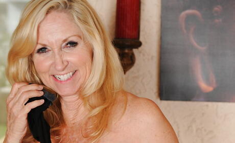 アメリカン・ブロンド美女アナベル・ブレイディがホースを履いて足フェチ三昧
