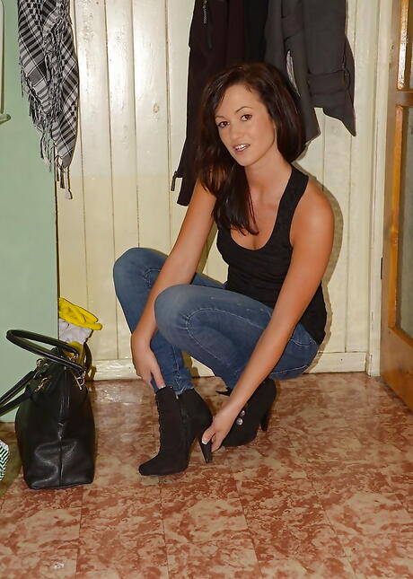 Tess dai capelli scuri molto attraente rivela piccole tette e culo sexy sotto la doccia
