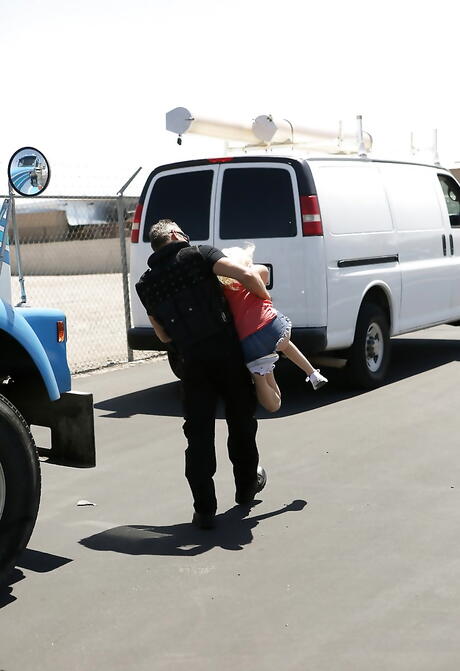 Foxy American Blonde Youthful Piper Perri em shorts sofisticados perfurados por uma haste enorme depois de um bom pau suck Outdoor
