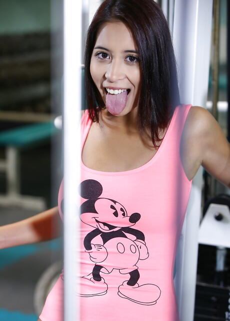 Watch 4 Beauty: Morena checa Foxy, adolescente, Paula Shy, muestra grandes tetas y coño afeitado