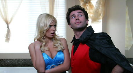 Deluxe Angelina Ashe a enfoncé dans sa chatte après une bonne bite sucer
