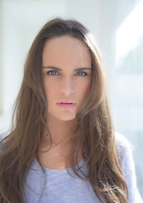 スカートをはいたスリムで若々しいティール・コンラッド。
