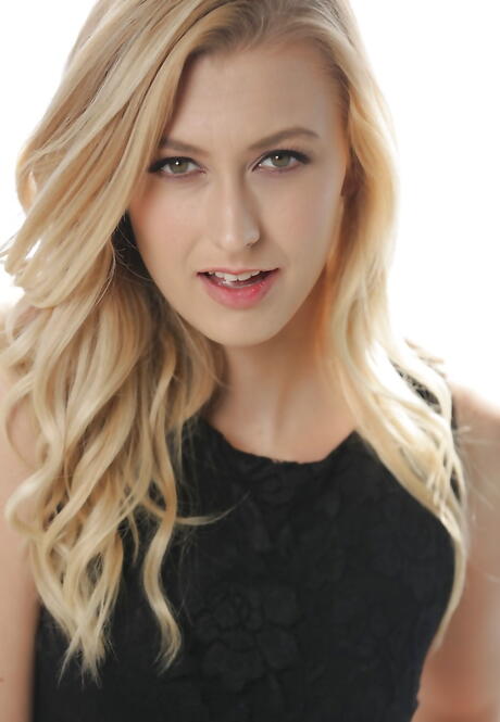 すらりとしたブリティッシュ・ブロンドのポルノ・スター、アレクサ・グレイスが小さなおっぱいとお尻を露出して野外で撮影。
