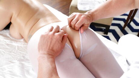 Excelentes sorrisos americanos de cabelos escuros Ryan bateu em sua vagina depois que o pau quente é péssimo
