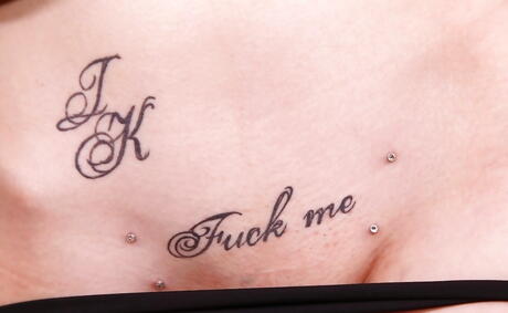 Doskonała czeska hottie Kristy Black odkrywa małe cycki i rozkładanie nóg
