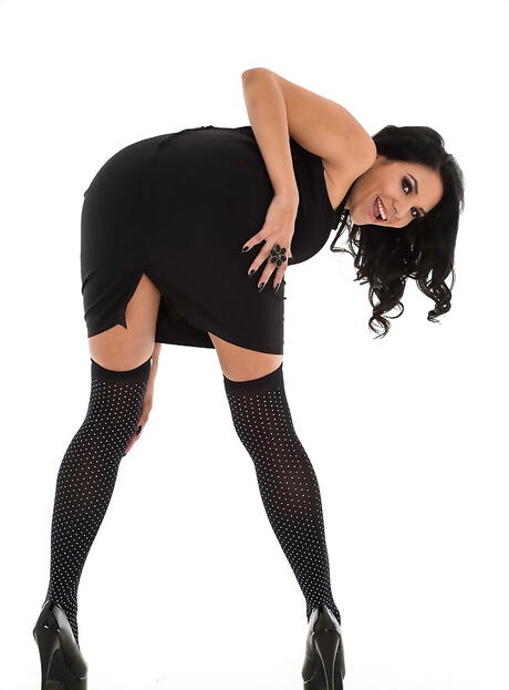 Missy Martinez glamour latin aux cheveux noirs dans des sous-vêtements chauds exposant de gros hooters et la chatte
