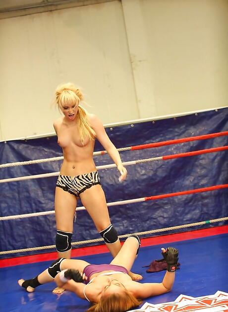 热辣女孩 Celine Doll 和 Aleska Diamond 穿着热裤疯狂斗猫
