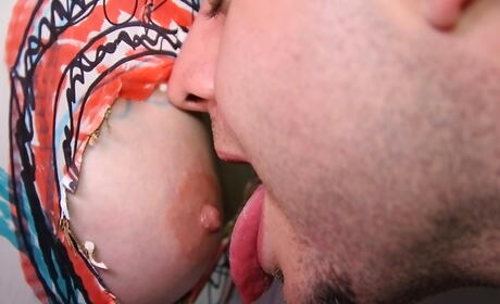 파티에서 뜨거운 섹스를하는 섹시한 여자 라일리 레이놀즈와 테일러 왜트
