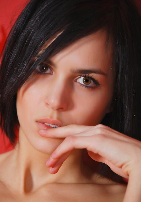 Uitstekende brunette tiener Macy A ontdekt kleine tieten en spreidt haar benen uit
