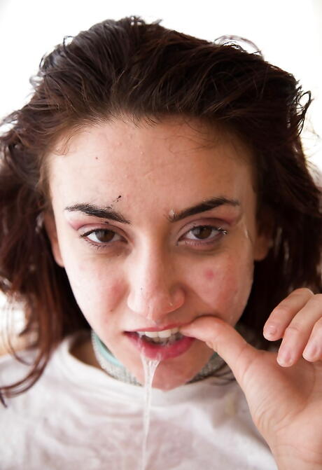 작은 가슴과 사랑스러운 섹스 토이를 드러내는 화려한 반바지를 입은 여우 같은 미국 갈색 머리 섹시 맨디 뮤즈
