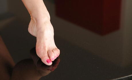 청바지를 입은 섹시한 미국 금발의 성숙한 데이토나 다니엘스는 발 페티쉬를 좋아합니다.
