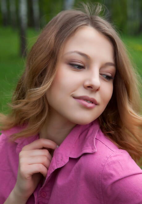 Rangy Young Nikia A gjør litt varm fotfetish action utendørs
