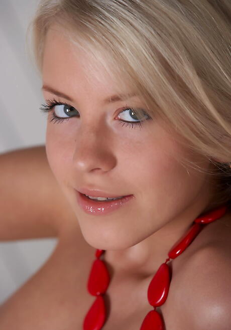 Rubia rubia adolescente Barbara D hace una acción de fetiche de pies calientes
