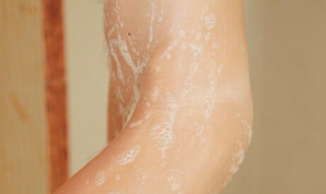 Hot Hair Dark Youngful Consuela fait une action de fétiche du pied chaud dans la douche
