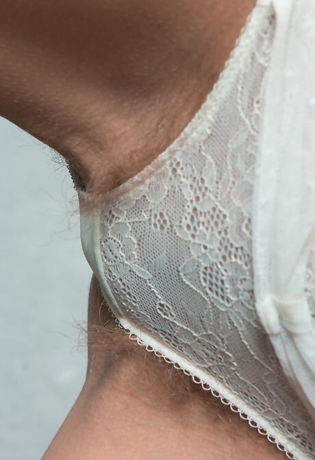 Allettante ragazza bionda ayda in biancheria intima sexy denuda grandi knockers e beaver peloso
