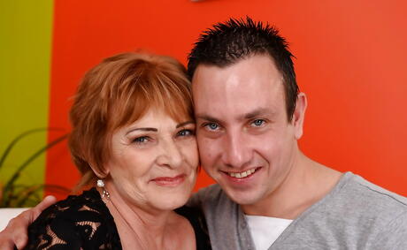 Hot Redhead Granny Sally G. I sexede trusser suger Dick og fuck i hendes behårede fisse
