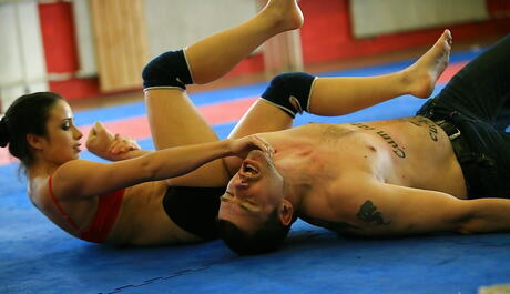 Impresionantes mujeres Kerry y Mira Cuckold lamiendo coños rosas durante el sexo lesbiano caliente
