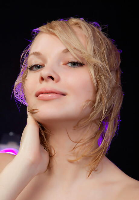 Sylph Like Blonde Teen Feeona A in Fancy Spódnica pokazująca jej tyłek i uroczą cipkę na świeżym powietrzu
