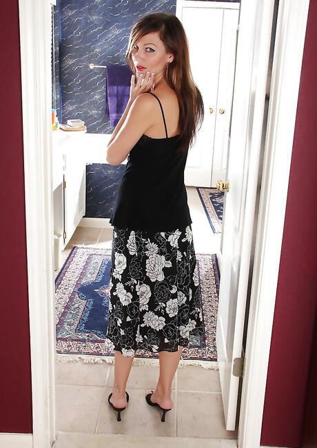 Foxy Britse milf Amy Johnson in rok die kleine tieten ontdekt en haar benen verspreidt
