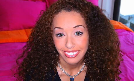 Oszałamiająca Latina Young Chloe Star odsłania małe cycki i rozkłada nogi
