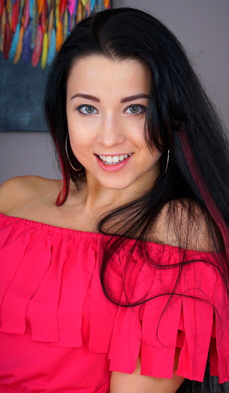 Selte rusa morena Hottie Taissia Shanti hace una acción de fetiche de pie caliente
