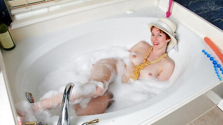 Anilos: Deluxe moden gigi i skuespill med dildo i badekar