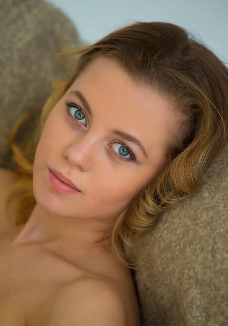Sexy Young Agnes déshabille