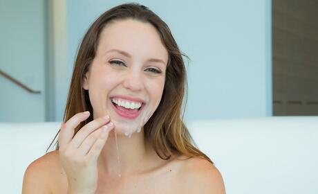 Foxy American Teen Jade Nile sopra em Big Dick e desfruta de uma foto de porra na boca
