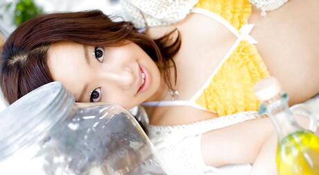 Zwoele Japanse hottie Jun Kiyomi toont haar kont
