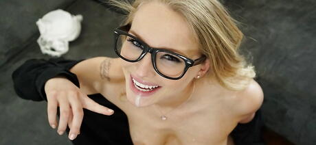 眼鏡をかけた甘美なアメリカン・ブロンド・ティーン、ステイシー・カーがフェラチオの後、巨根に突かれる
