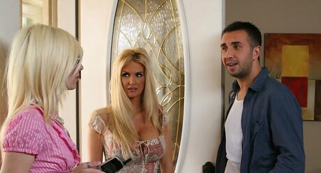 Sedutora americana milf rhyse richards em óculos sexy fodidos depois de chupar pau enorme
