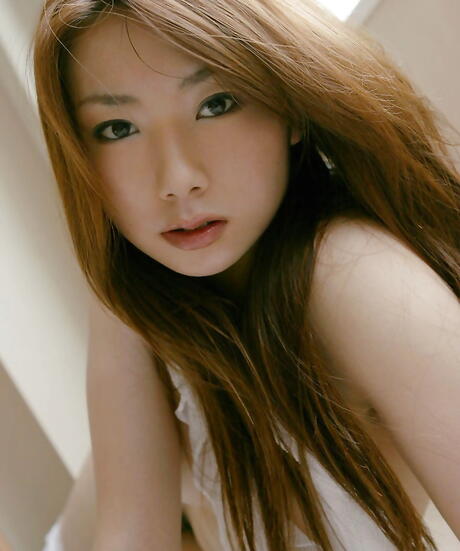 Idols 69: Sexy japanese babe Yuu exhibits her butt