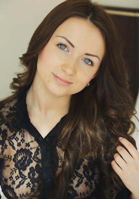 身材苗条的俄罗斯黑发少女 Alexa Day 穿着性感内衣，展示大乳房和光秃秃的阴部
