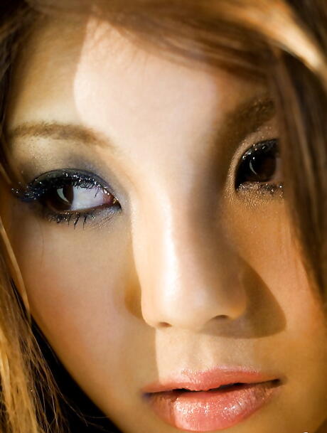 Excelente gata japonesa Azumi Harusaki, que mostra peitos grandes e espalhando as pernas
