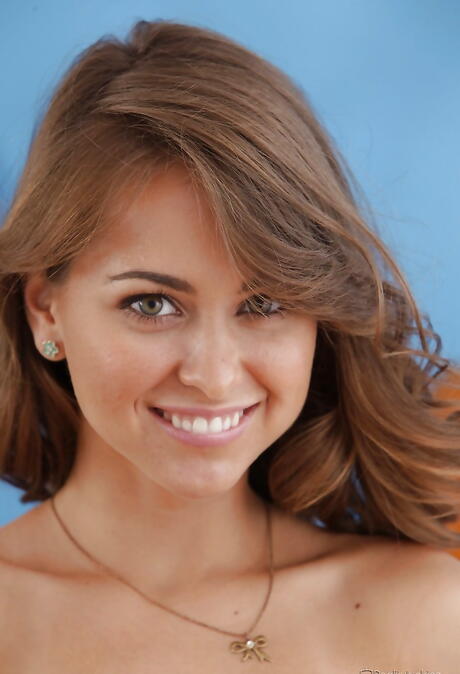 Superb American Babe Riley Reid i sexy undertøy avslører rumpa og fitta
