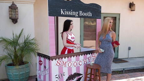 Muy atractivas chicas fantasía arenosa y jenna reid en ropa interior caliente lamiendo coños jugosos en el sexo lesbiano caliente
